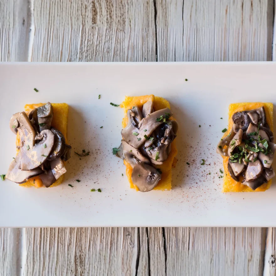 Funghi di sottobosco con polentina di mais fritta - cinquesapori